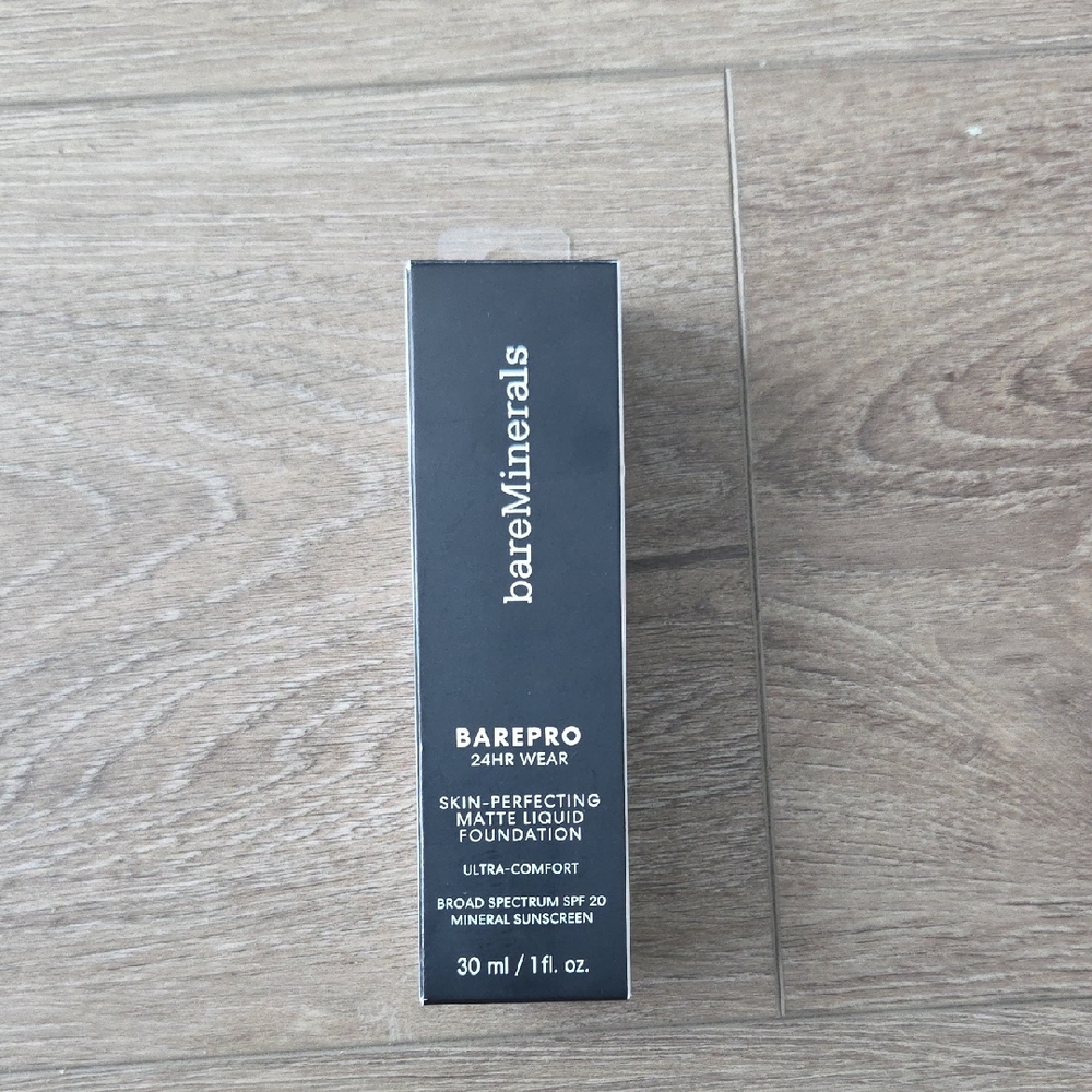 bareMinerals BAREPRO Matte Liquud Foundation Broad Spectrum SPF 20 Light 26 Cool